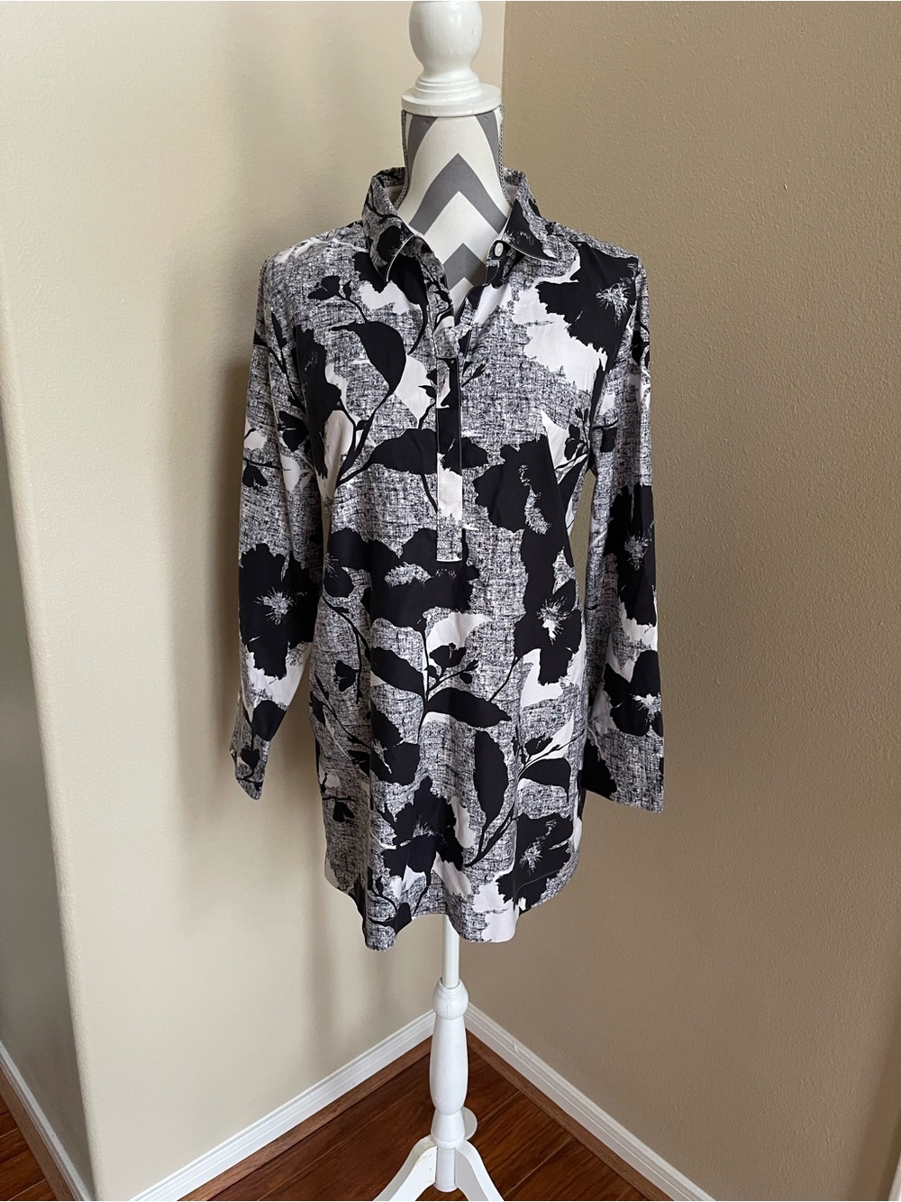 Chico's Black & White Shirt - Size: 2 Equivalent to a Large